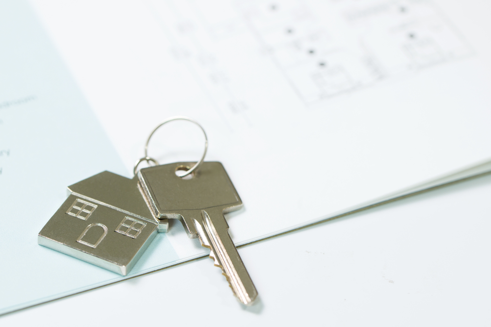 House,Key,With,House,Model,Keychain,On,House,Layout,Plan