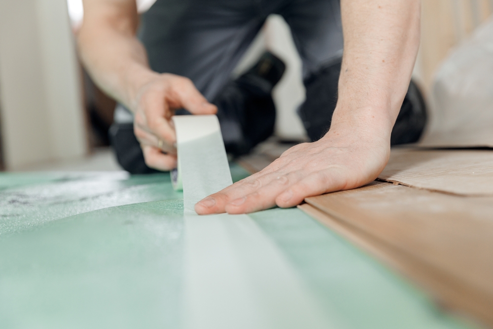 Professional,Builder,Use,Spreads,Underlayment,For,Laying,Laminate,Flooring,In